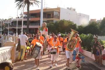 Un pasacalles anima a Melenara a vivir sus fiestas (Foto Briand Rodríguez)